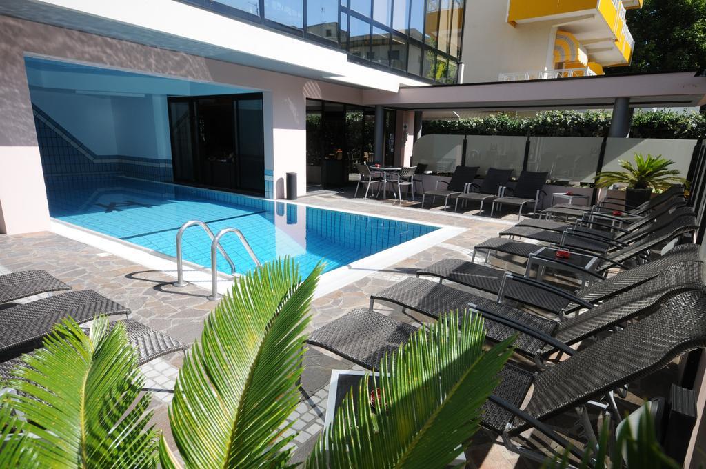 ריצ'יונה Hotel Ambassador מראה חיצוני תמונה