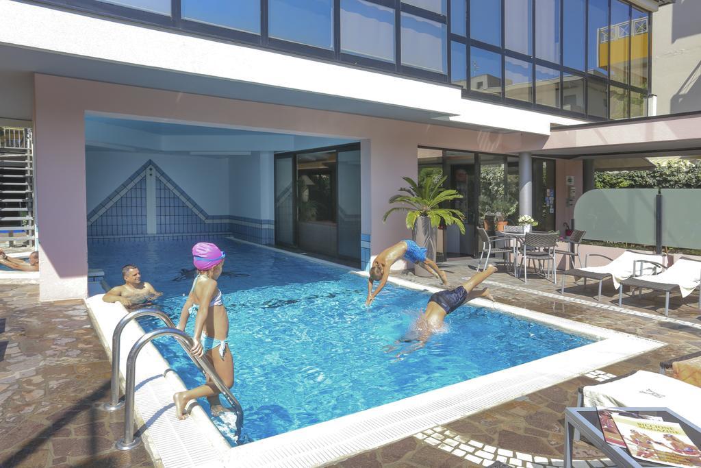 ריצ'יונה Hotel Ambassador מראה חיצוני תמונה